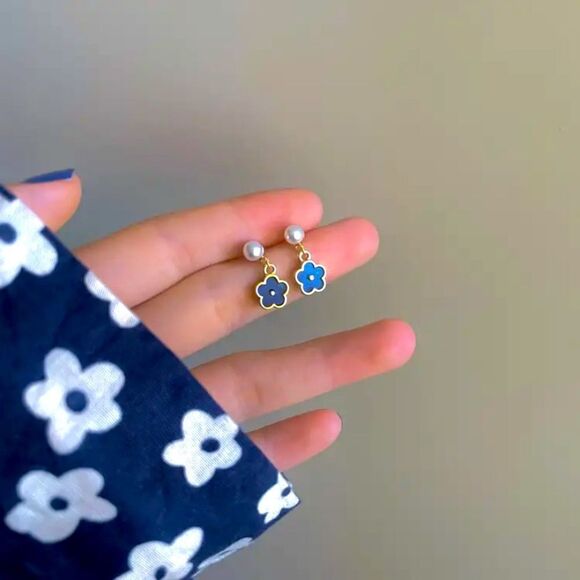 ✨🆕✨ Elegant Darling Blue Floral Pearl Stud Earrings - Gold Plated Post ✨ - Picture 4 of 13